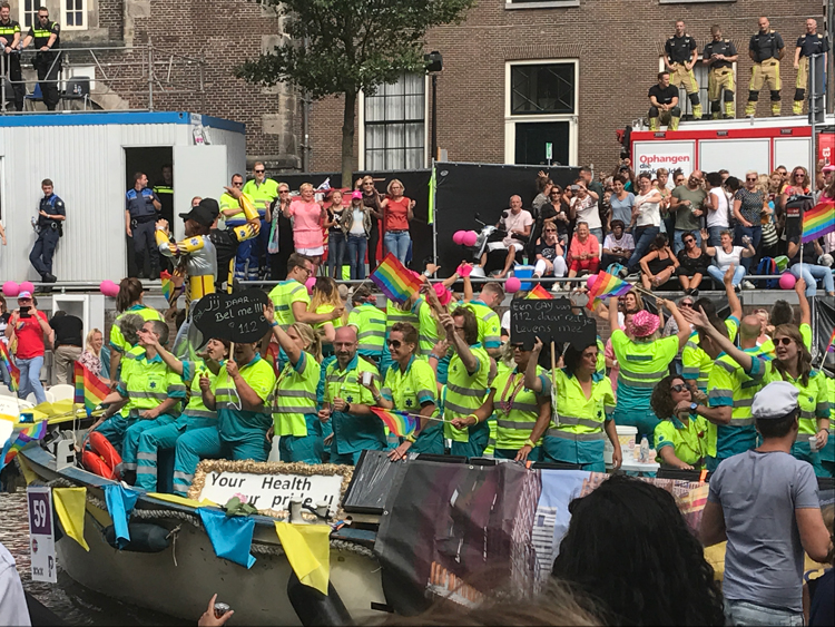 Boot op canal parade Amsterdam